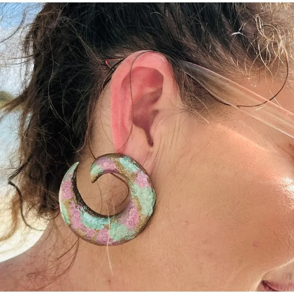 VTG 80s Swirl Painted Post Earrings Very Lightweight Purple/Green